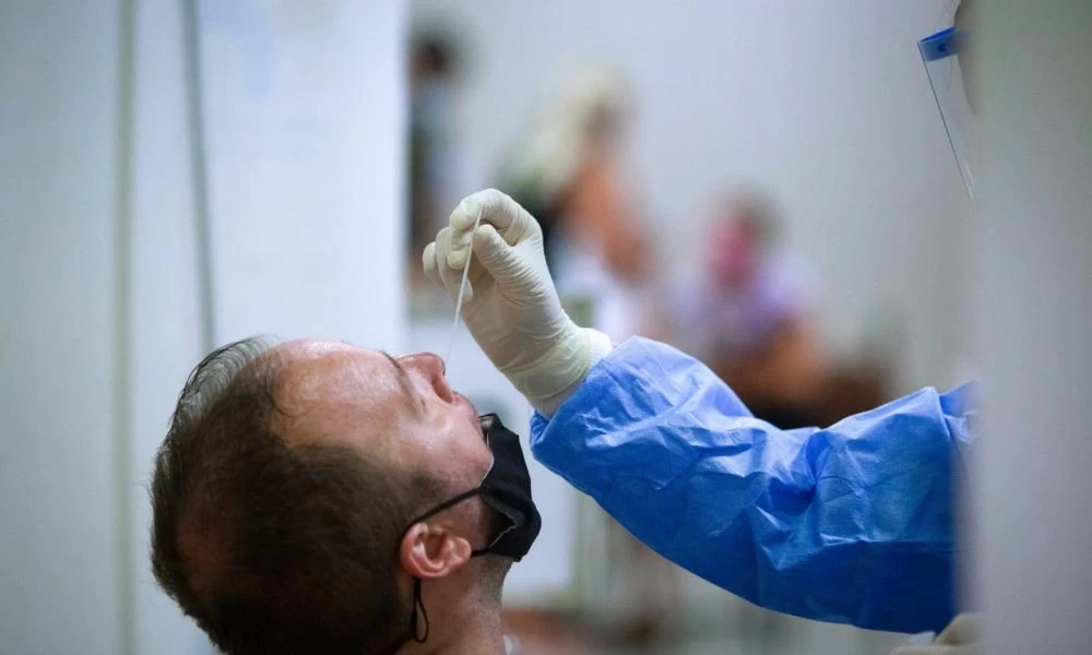 Σαρηγιάννης: Υποχρεωτικό self test και σε εμβολιασμένους εργαζόμενους